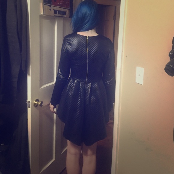 Black leather, quilted printed dress - Picture 2 of 2