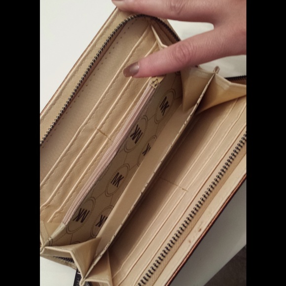 MK Michael Kors Wallet - Picture 5 of 5