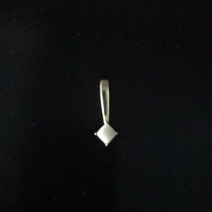 Yellow gold and opal necklace pendant