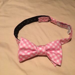 Pink and white bow tie