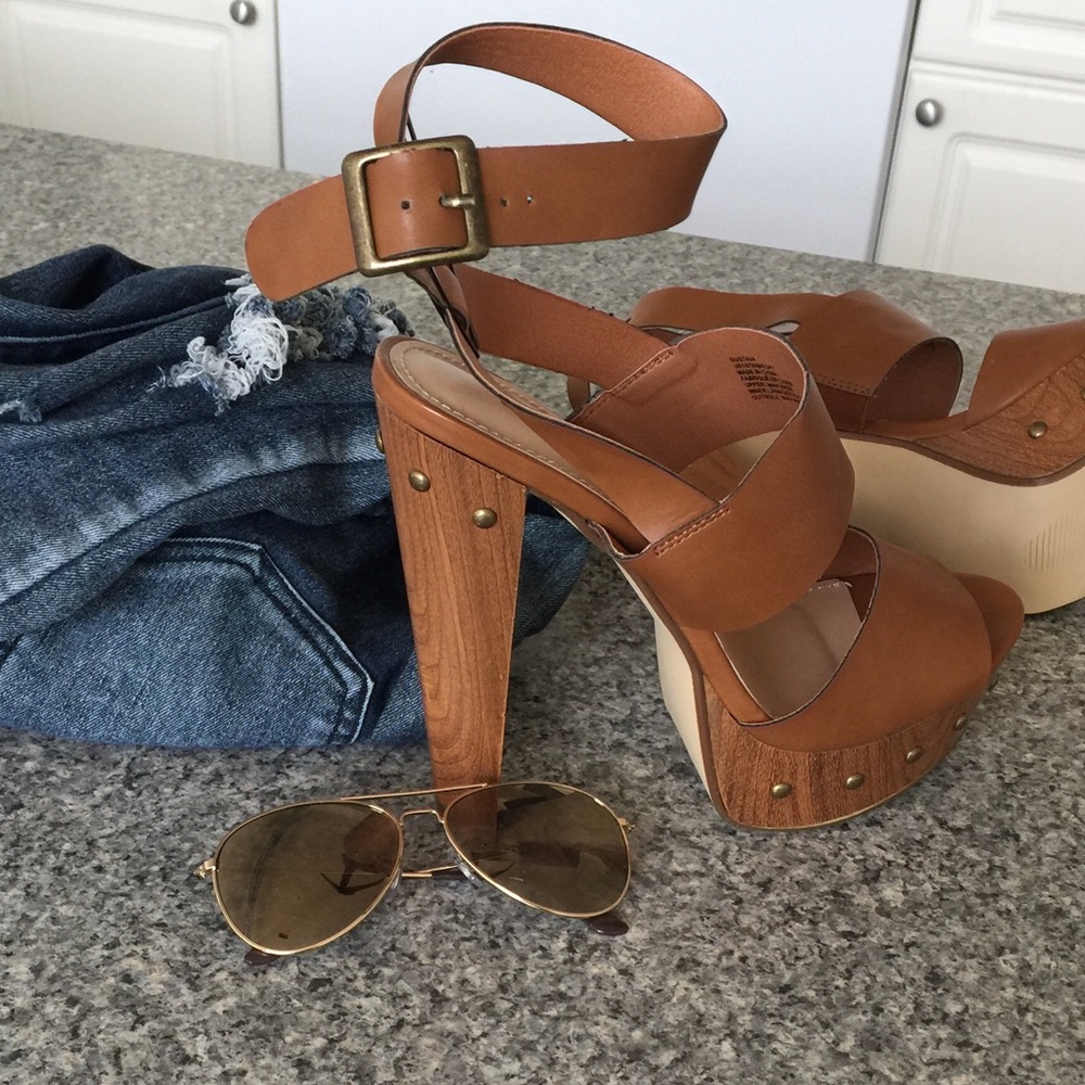 **BRAND NEW JustFab Gustava Tan Sandals Size 10**