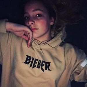 Meet your Posher, Hallie