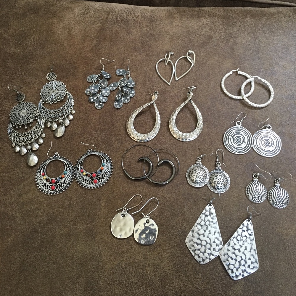 Lot costume jewelry earrings.