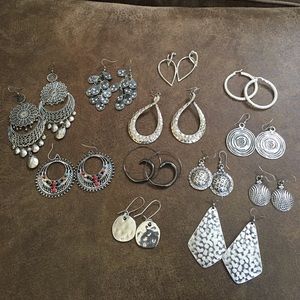 Lot costume jewelry earrings.