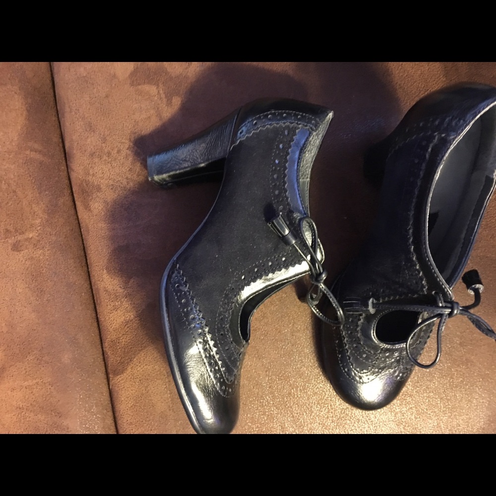 A2 by Aerosoles Mary Jane wingtip heels