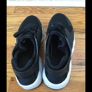 Nike huaraches run black/white sneakers