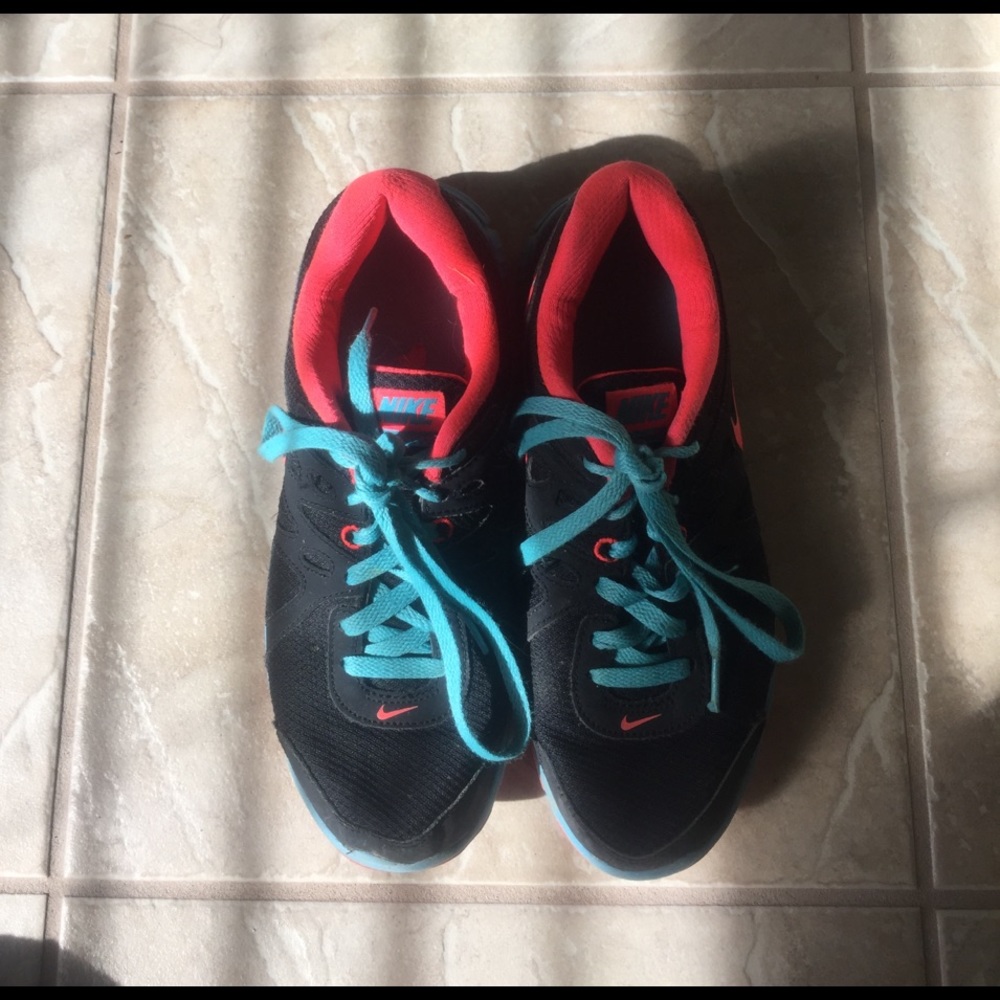 nike sneakers/tennis shoes