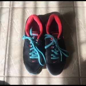 nike sneakers/tennis shoes