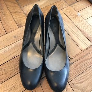 Naturalizer black leather pumps heels