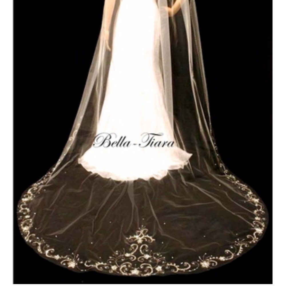 Romantic &Elegant Beaded Crystal Edge Wedding Veil