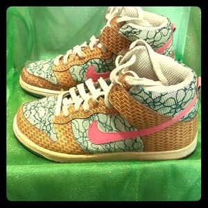 Nike dunks.