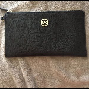 BRAND NEW, NEVER USED! Michael kors wristlet