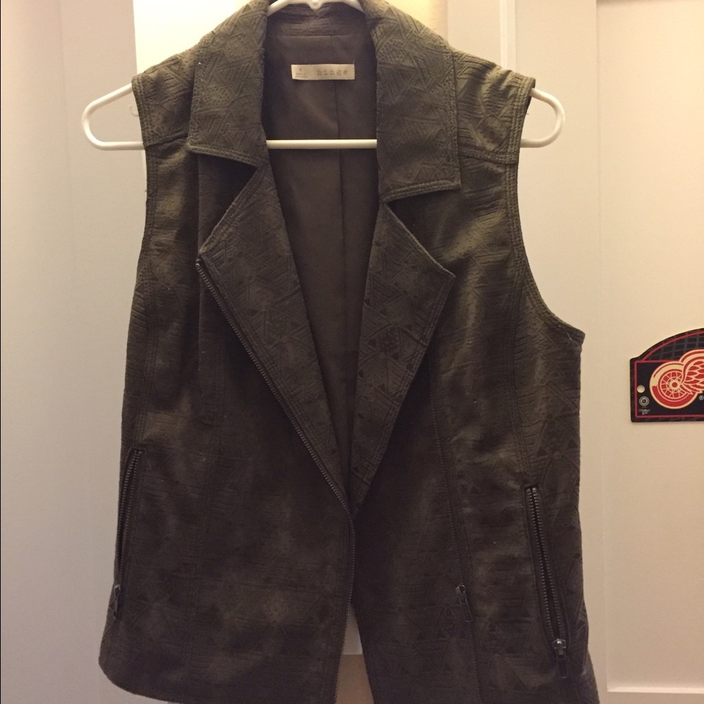Hinge vest