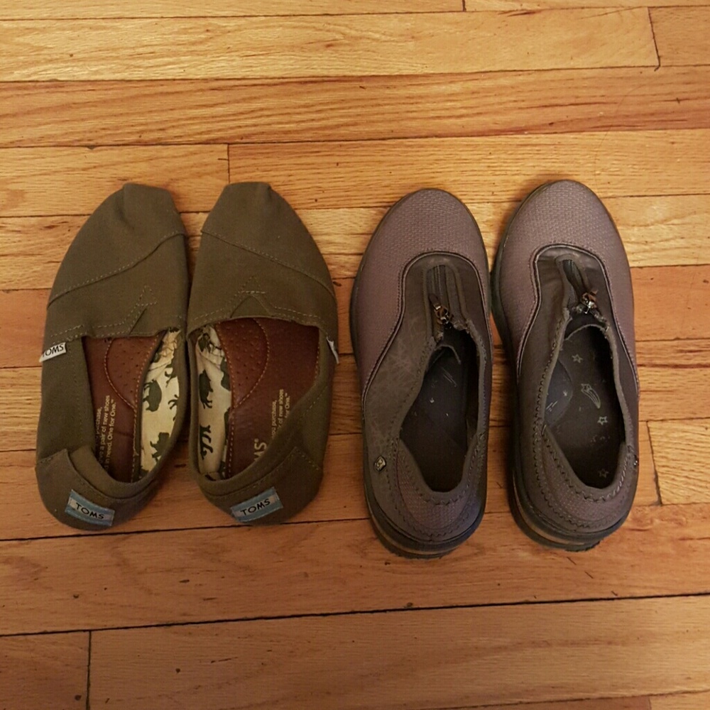 Bundle shoes size 7 Toms & BZees