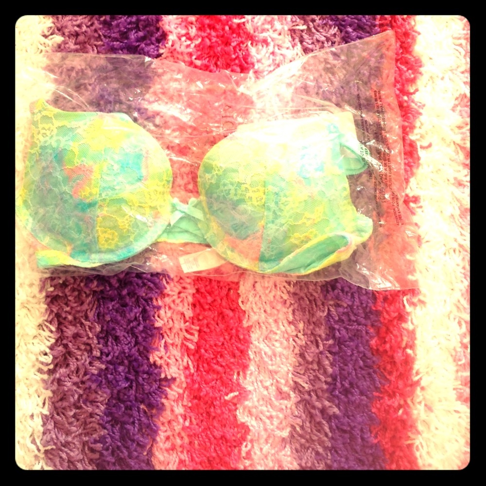 Victoria Secret, Size 32B - NEW! 😍