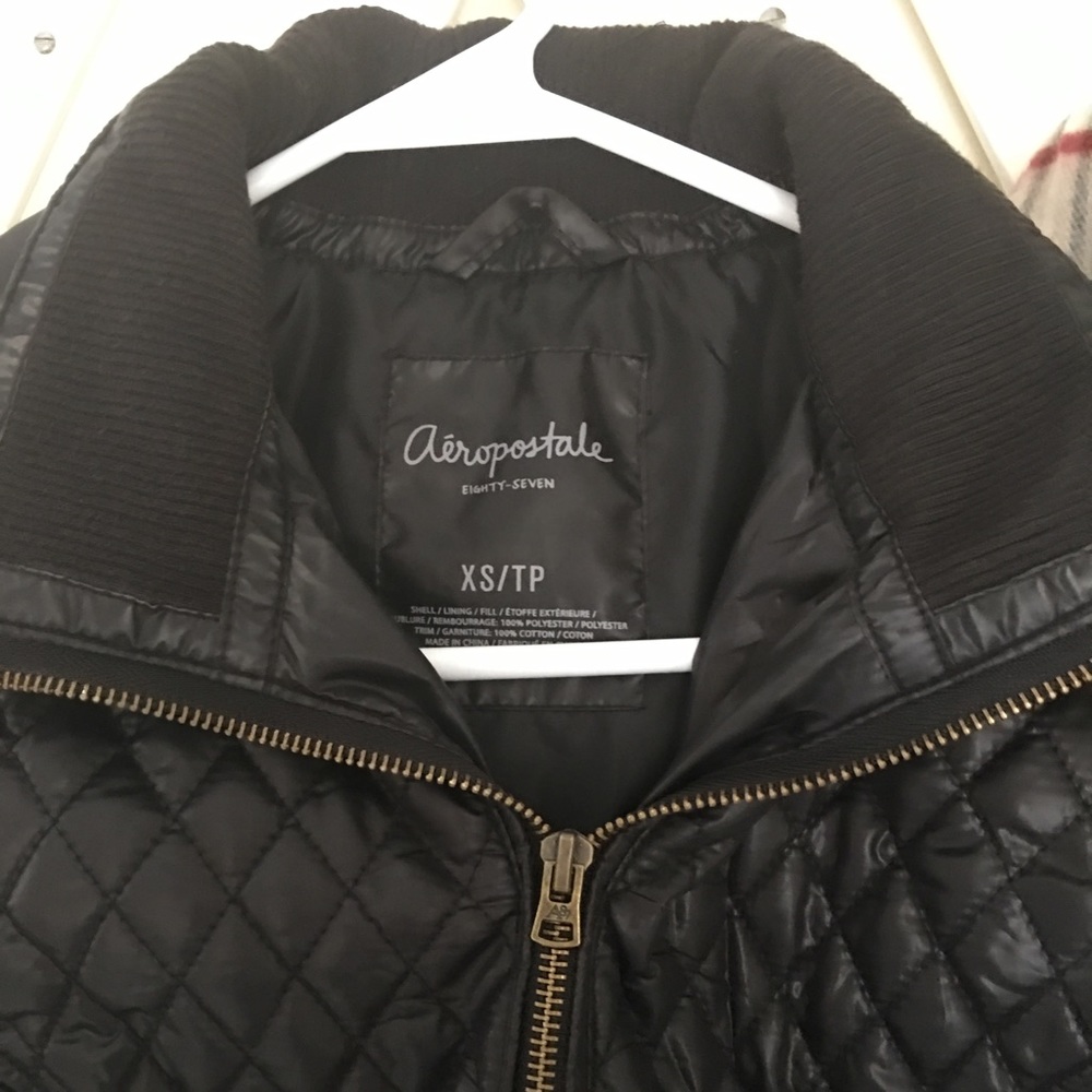 Style Alert 🚨Black Puffer Jacket 🔥 - Picture 4 of 7
