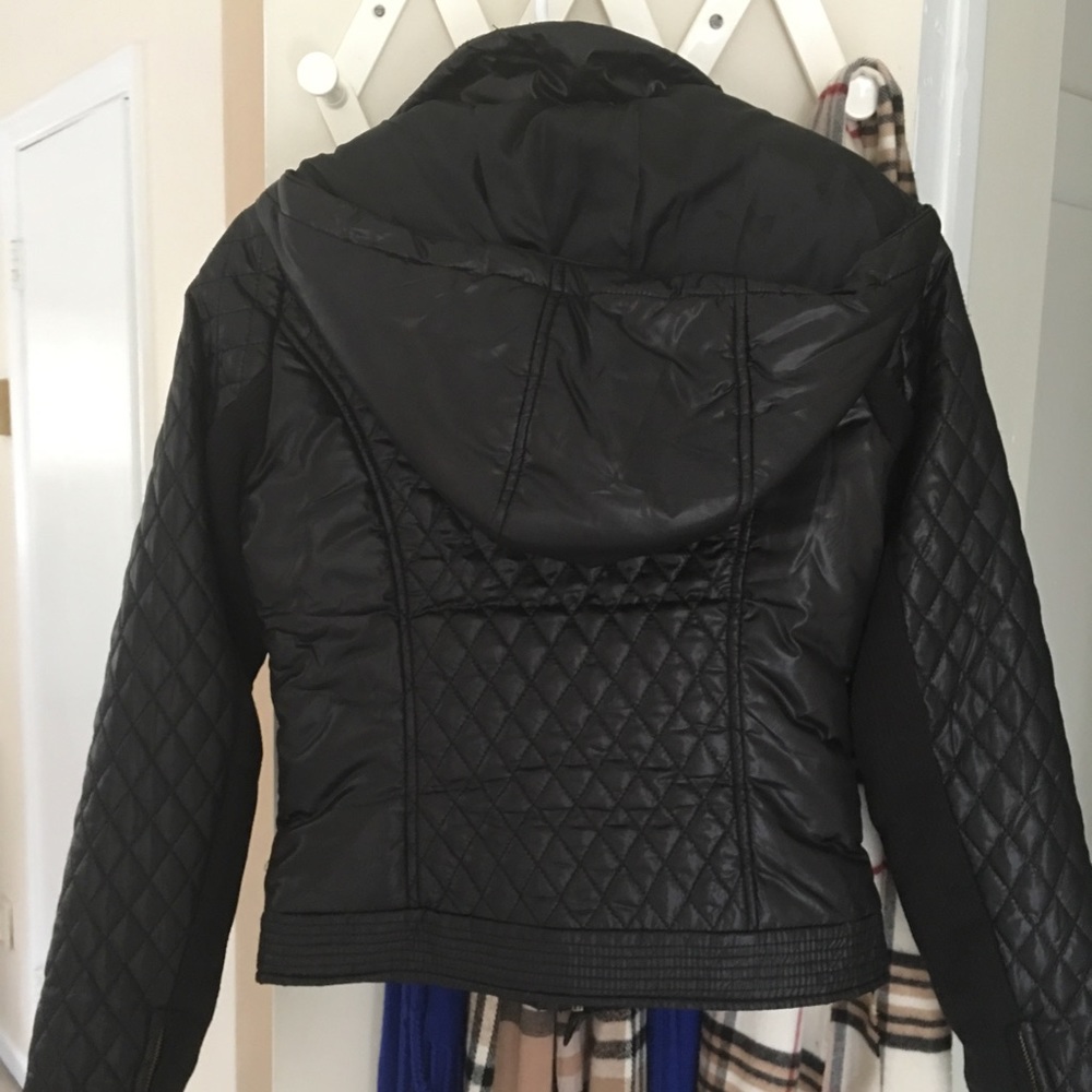 Style Alert 🚨Black Puffer Jacket 🔥 - Picture 5 of 7