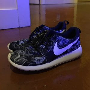 Nike roshe runs workout shoes casual