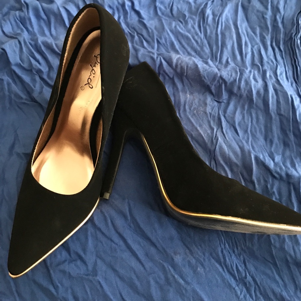 Black with gold trim pumps!
