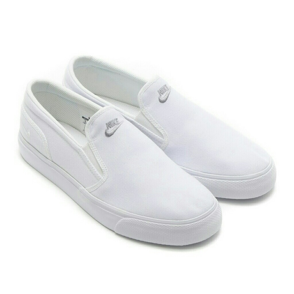 WORN ONCE SIZE 6 WHITE NIKE SLIP ON SHOES