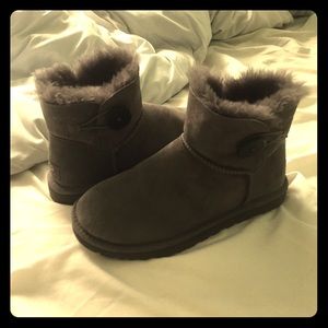 NWOT UGG Grey Mini Bailey Button II Boots