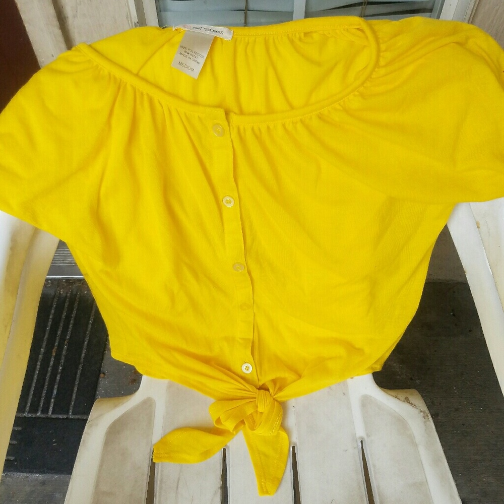 Shirt medium size tie at the bottom perfect for
