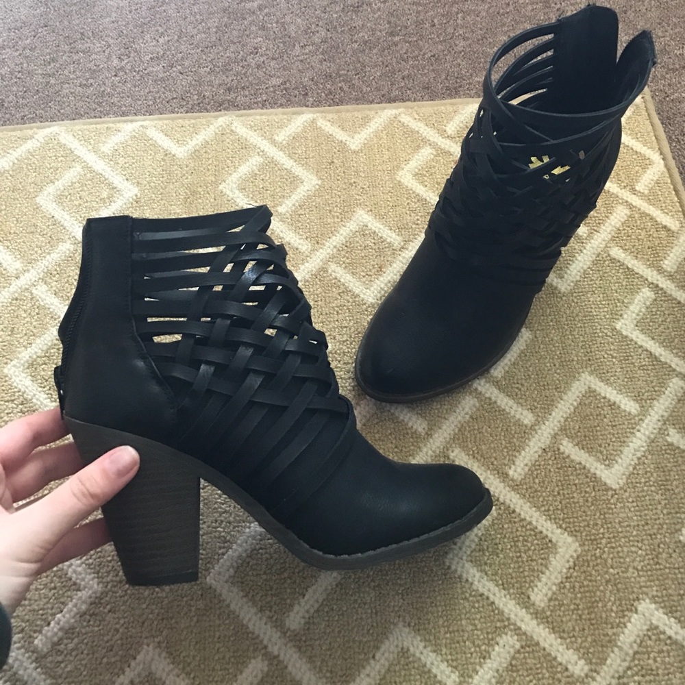 NEVER WORN Ankle boots ! Bought for 40$ -