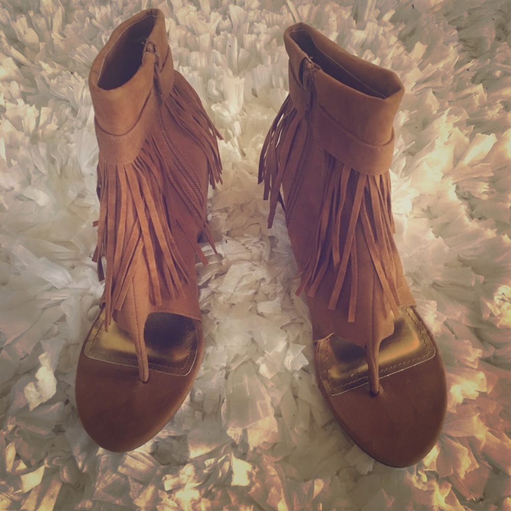 Bamboo fringe sandal wedges size 7