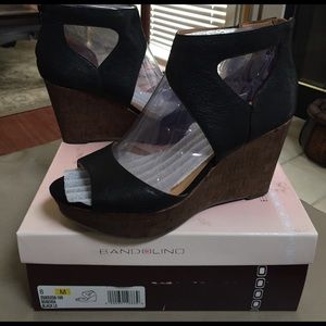 🚫SOLD🚫BANDOLINO EVEA BLACK LEATHER WEDGE HEELS