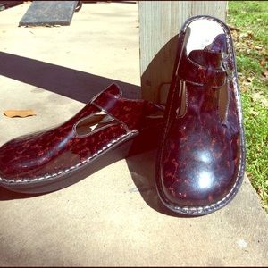 Brown pattern Alegria clogs