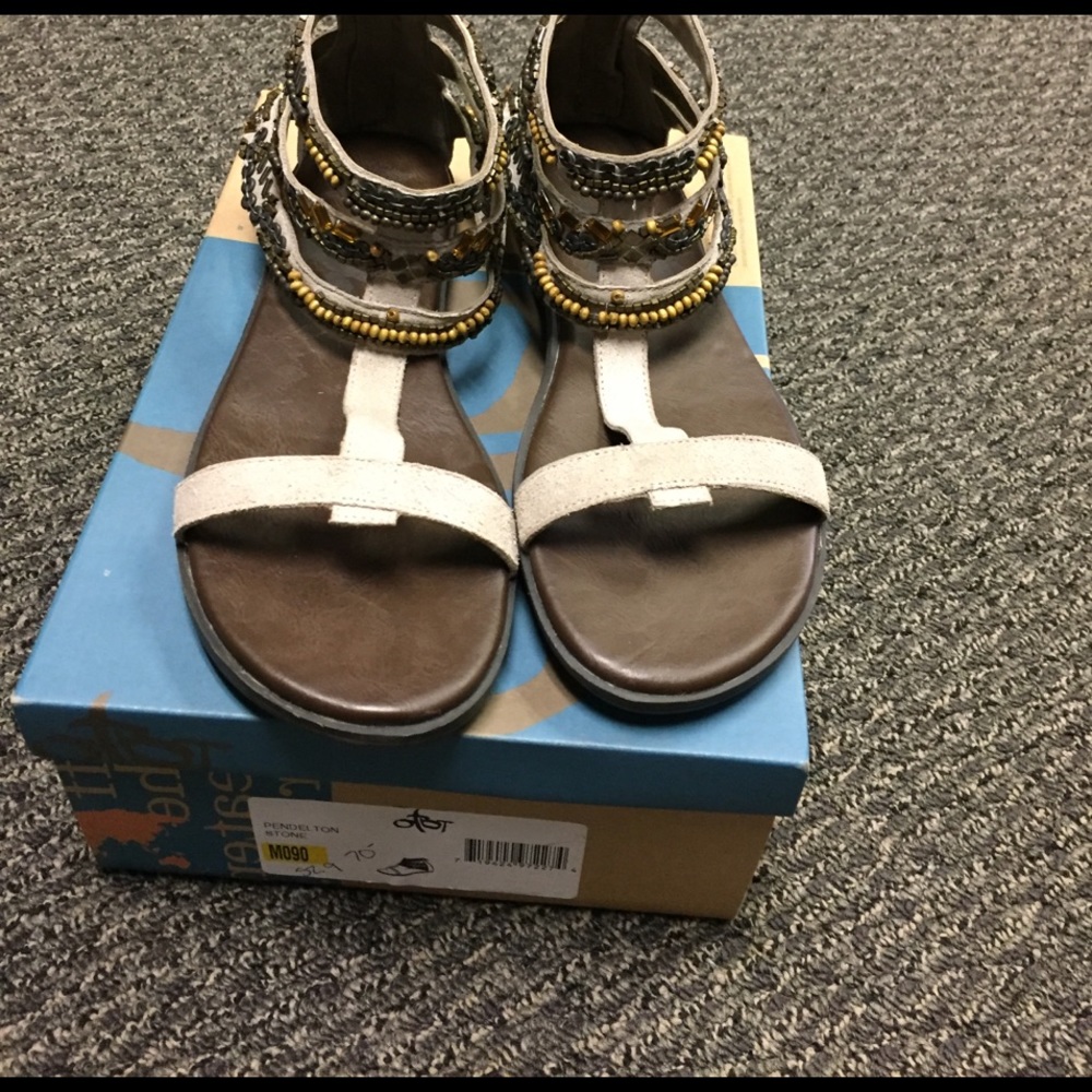 Beaded leather sandal Sz 9