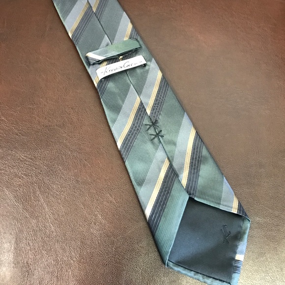 Kenneth Cole silk tie. Rich green and golds - Picture 2 of 3