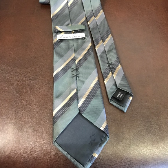 Kenneth Cole silk tie. Rich green and golds - Picture 3 of 3