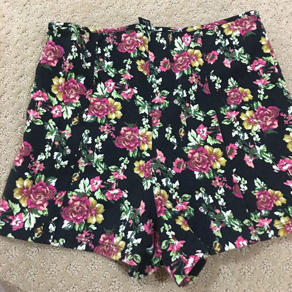 Flower patterned shorts! - Picture 2 of 2