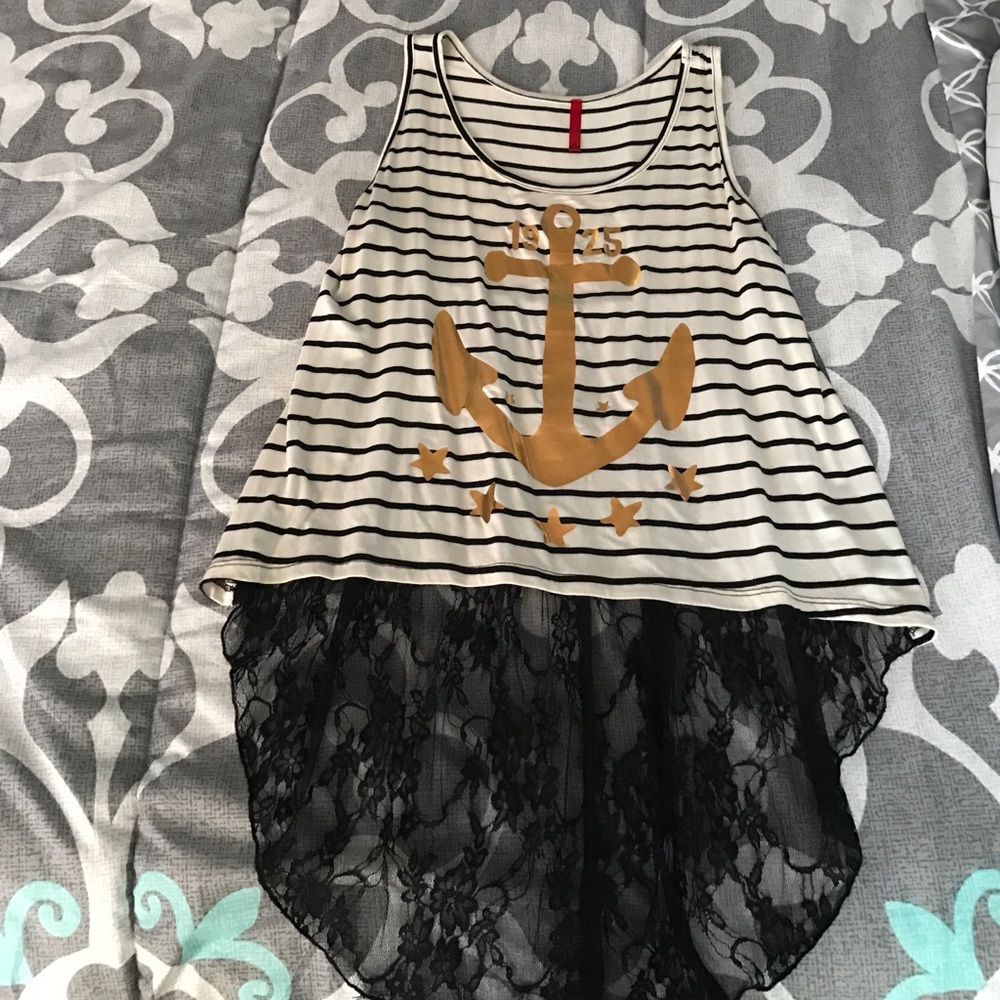 Cute anchor ⚓️ top with flowy lace back