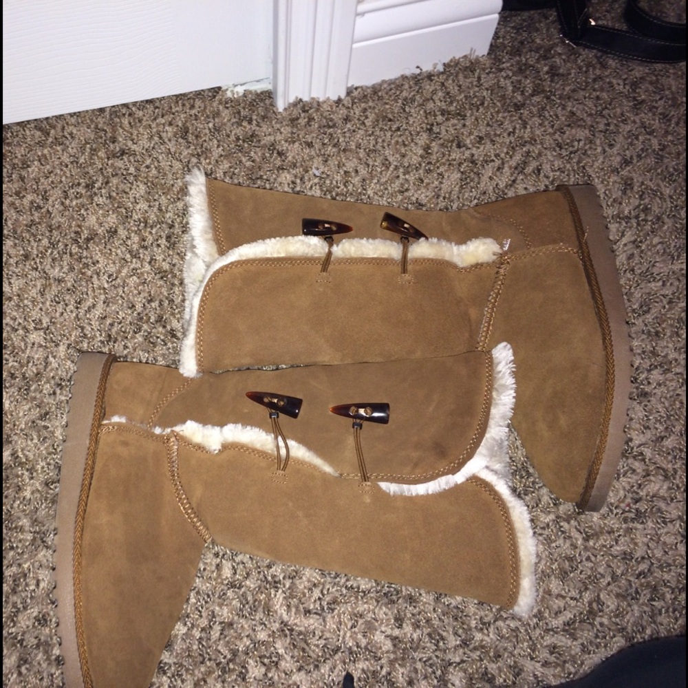 Tan/ fur high winter boots.