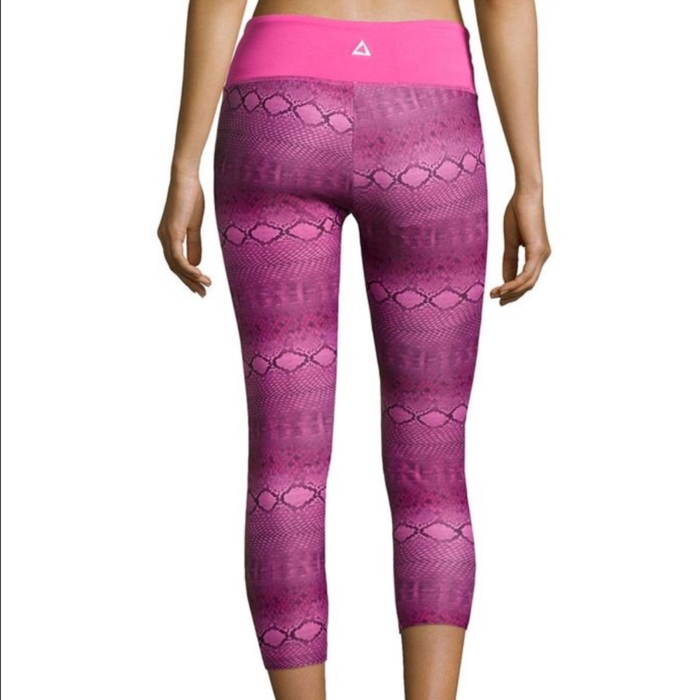 PRISMSPORT  Pink cobra Capri Leggings.