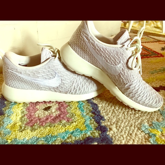 Women's Nike cream roshes size 6 Women's Nike cream roshes size 6