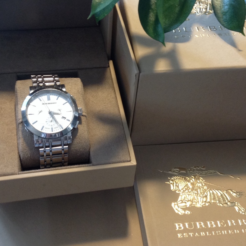 D o n ,t. B U Y ! SO L D !!Authentic Burberry !!