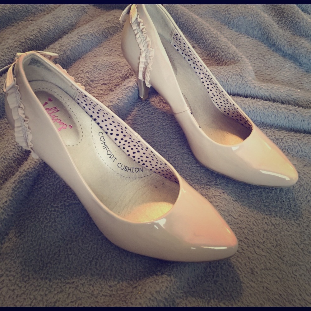 Women's cream colored heels ❤