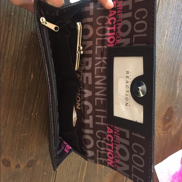 Kenneth Cole wristlet - Picture 2 of 3