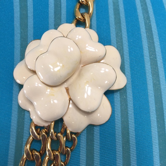 NWOT statement necklace with cream flowers - Picture 5 of 9