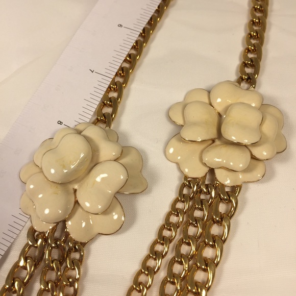 NWOT statement necklace with cream flowers - Picture 8 of 9