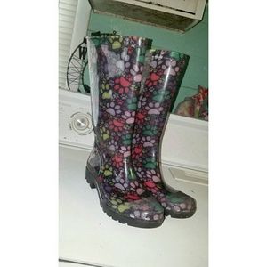 Paw prints rain boots.