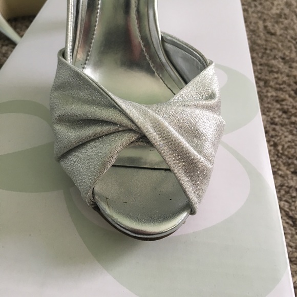 Silver heels - Picture 2 of 3