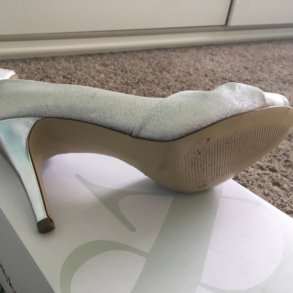 Silver heels - Picture 3 of 3