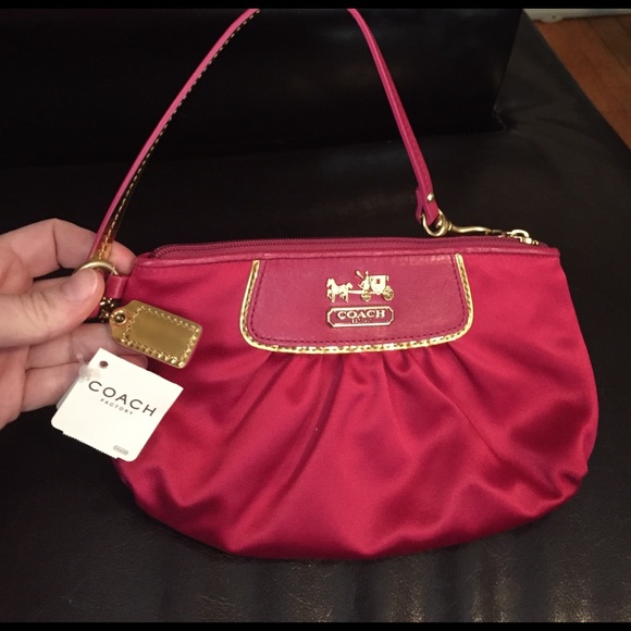 NWT coach wristlet - Picture 4 of 4