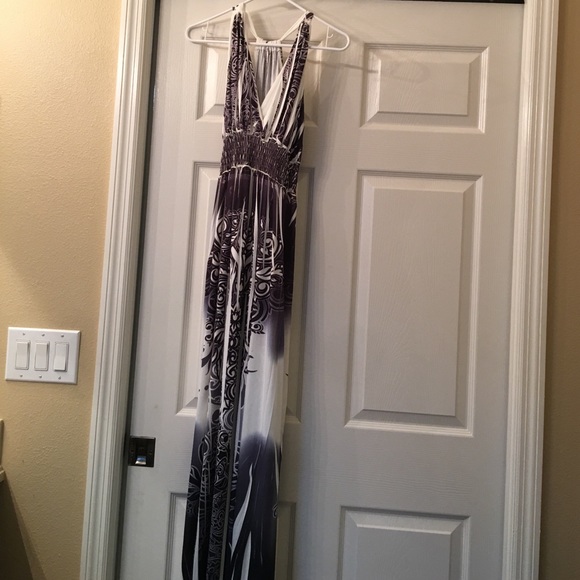 This beautiful maxi dress is in great condition. - Picture 2 of 4