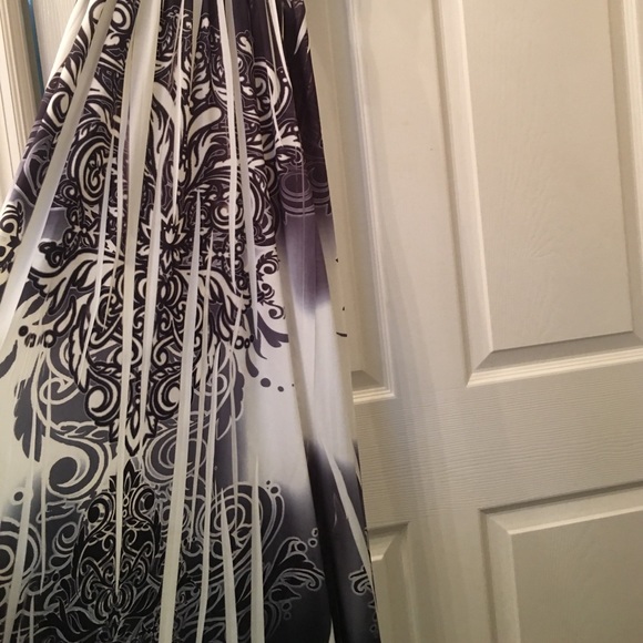 This beautiful maxi dress is in great condition. - Picture 3 of 4