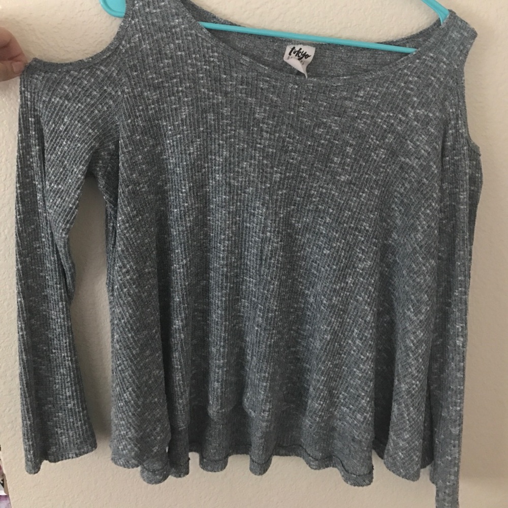 Shoulder-less top